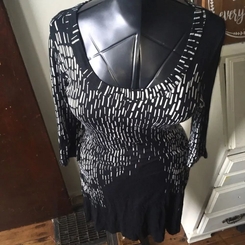 Karen Kane L black dipped knit scoop neck dress